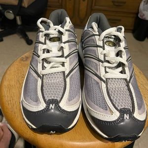 Brand new new balance sneakers size 4 1/2 .never used